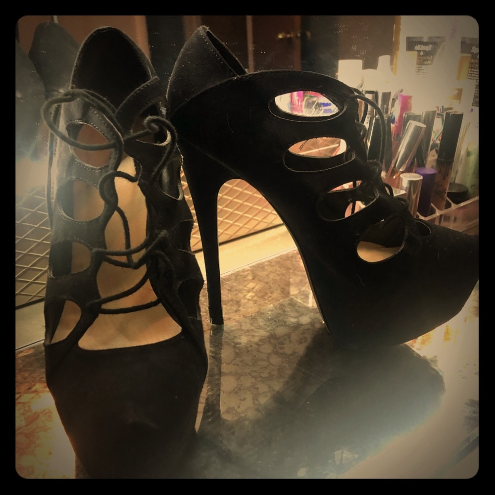 Lightly worn black lace up pumps!